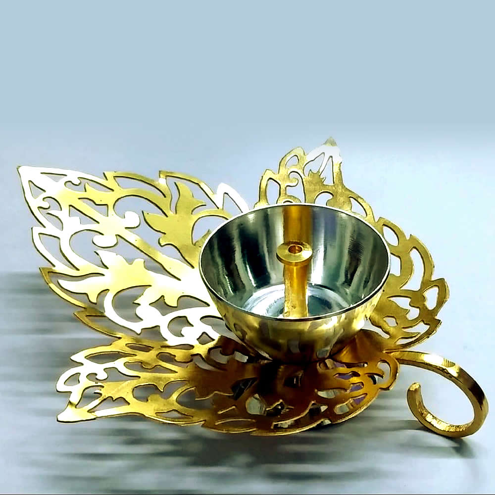 Decorative Brass Diyas With Leaf Shape Base and Handle Decorative Brass Diyas With Leaf Shape Base and Handle